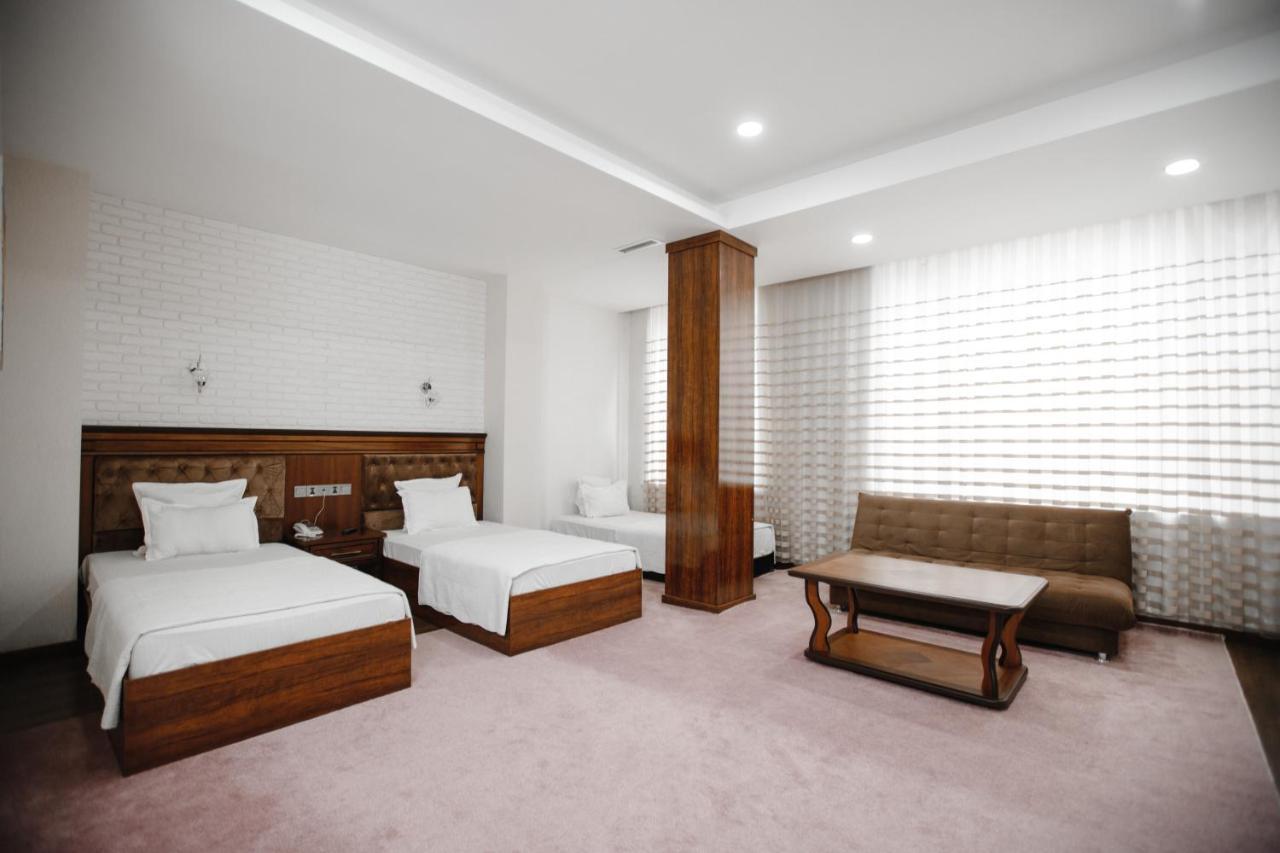Hôtel Shedevr Plaza à Namangan Extérieur photo