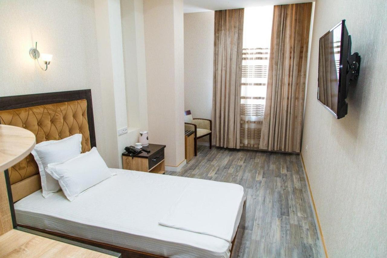 Hôtel Shedevr Plaza à Namangan Extérieur photo