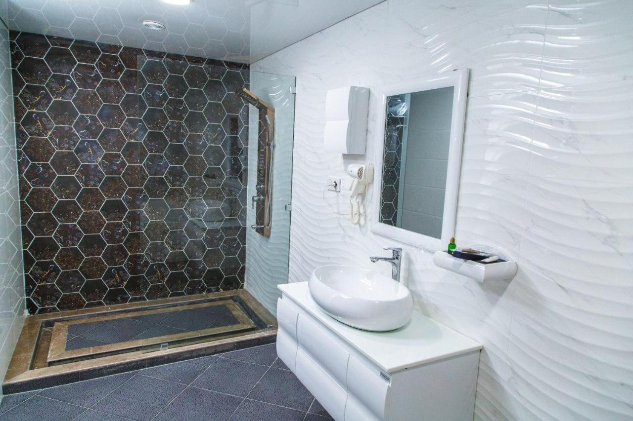 Hôtel Shedevr Plaza à Namangan Extérieur photo