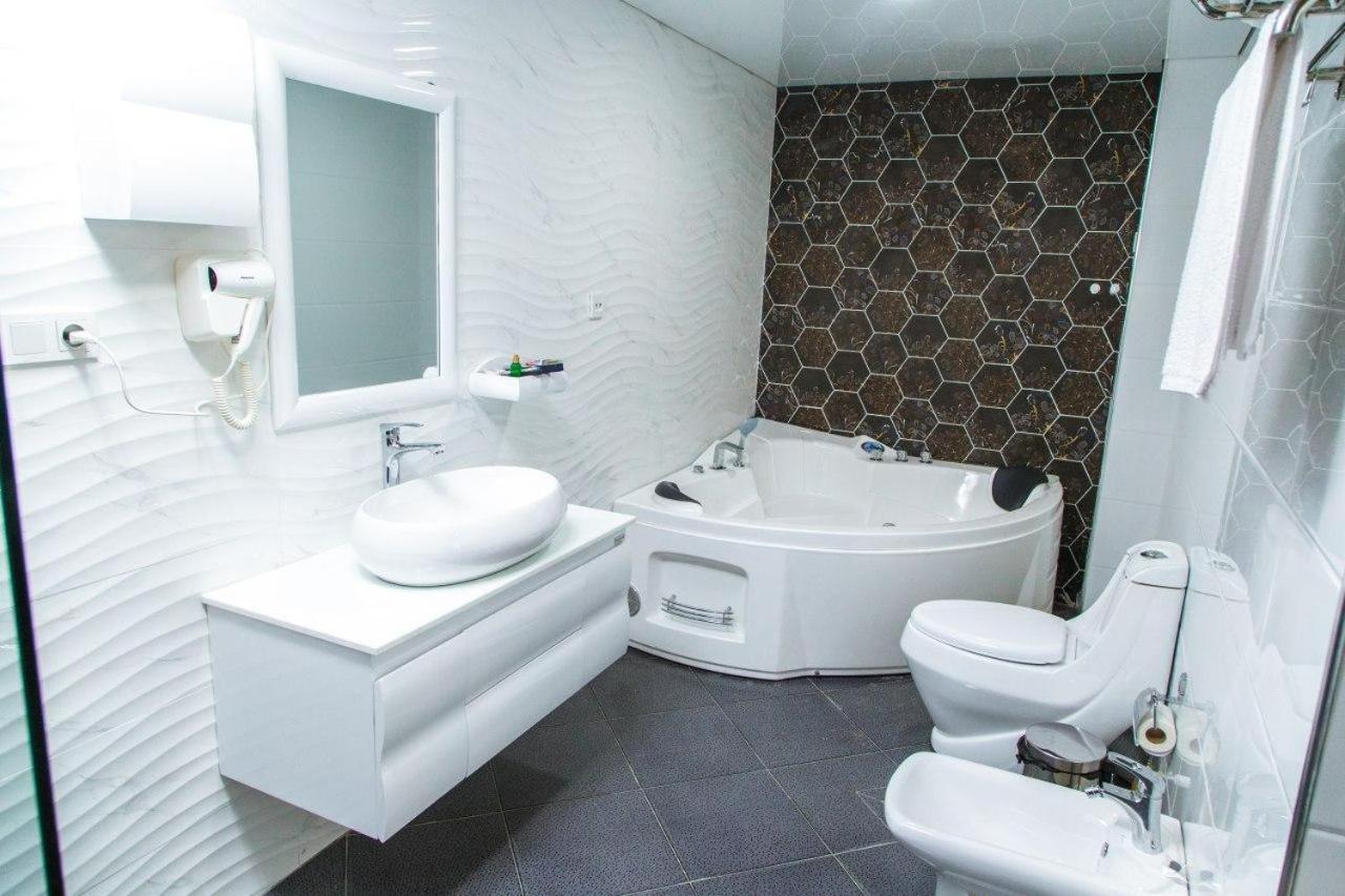 Hôtel Shedevr Plaza à Namangan Extérieur photo