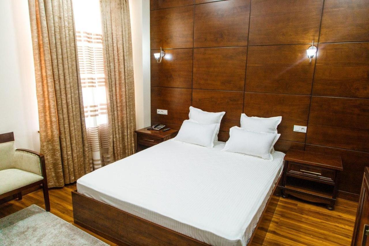 Hôtel Shedevr Plaza à Namangan Extérieur photo