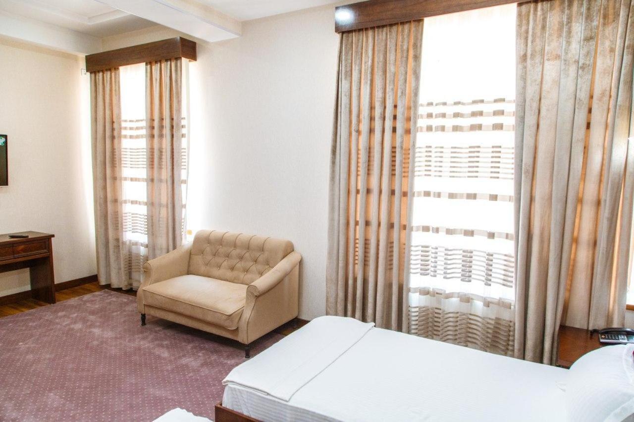 Hôtel Shedevr Plaza à Namangan Extérieur photo