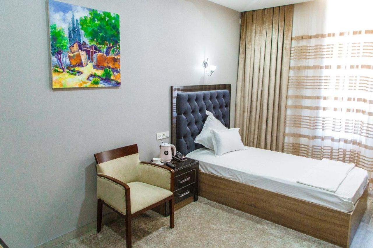 Hôtel Shedevr Plaza à Namangan Extérieur photo