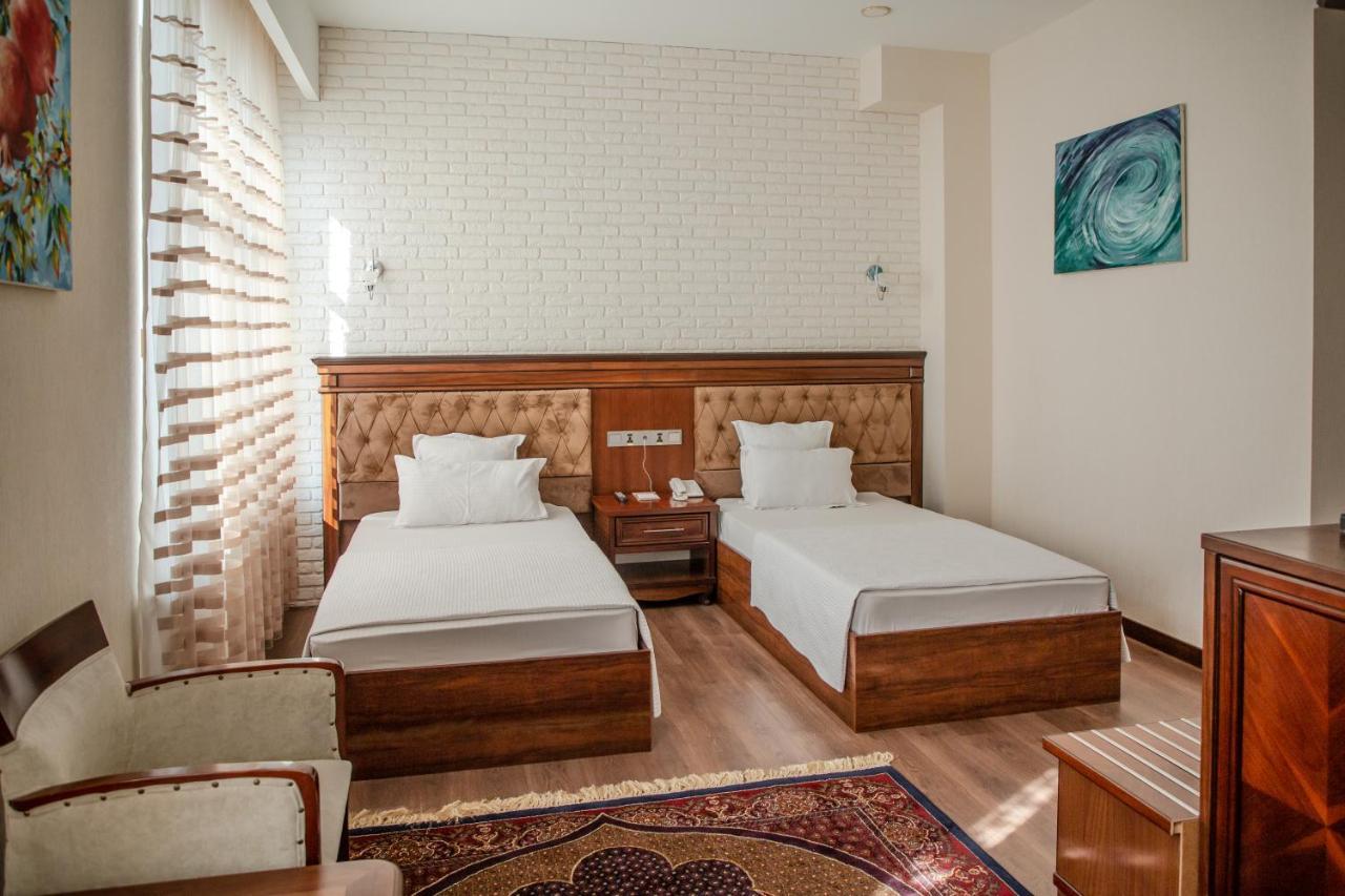 Hôtel Shedevr Plaza à Namangan Extérieur photo